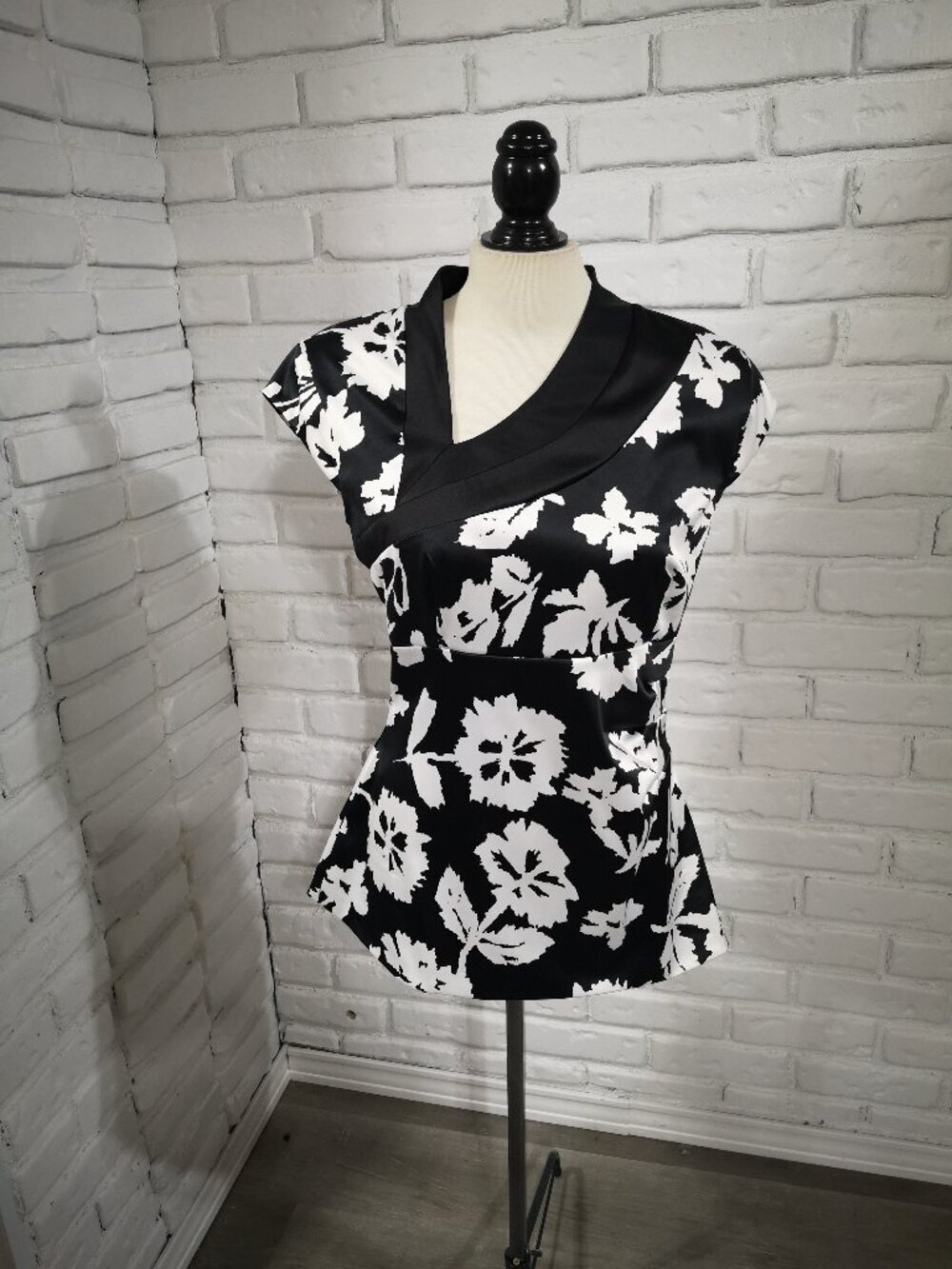 Le Chateau Ladies Size Large Black & White Floral Side Zip Made in Canada Top